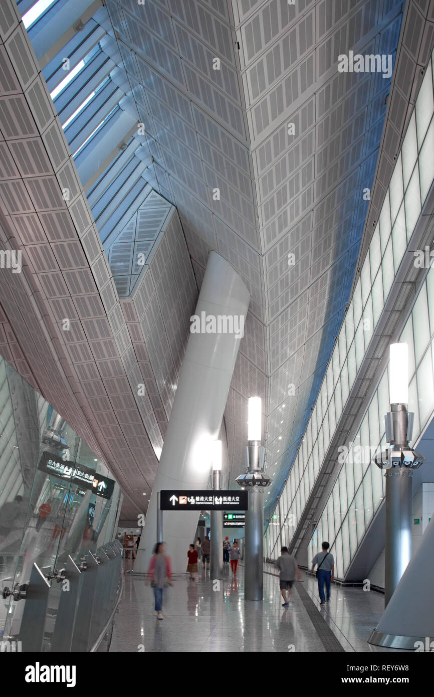 Vista interna che mostra il livello superiore. A ovest della stazione di Kowloon, Hong Kong, Cina. Architetto: Andrew Bromberg Aedas, 2018. Foto Stock