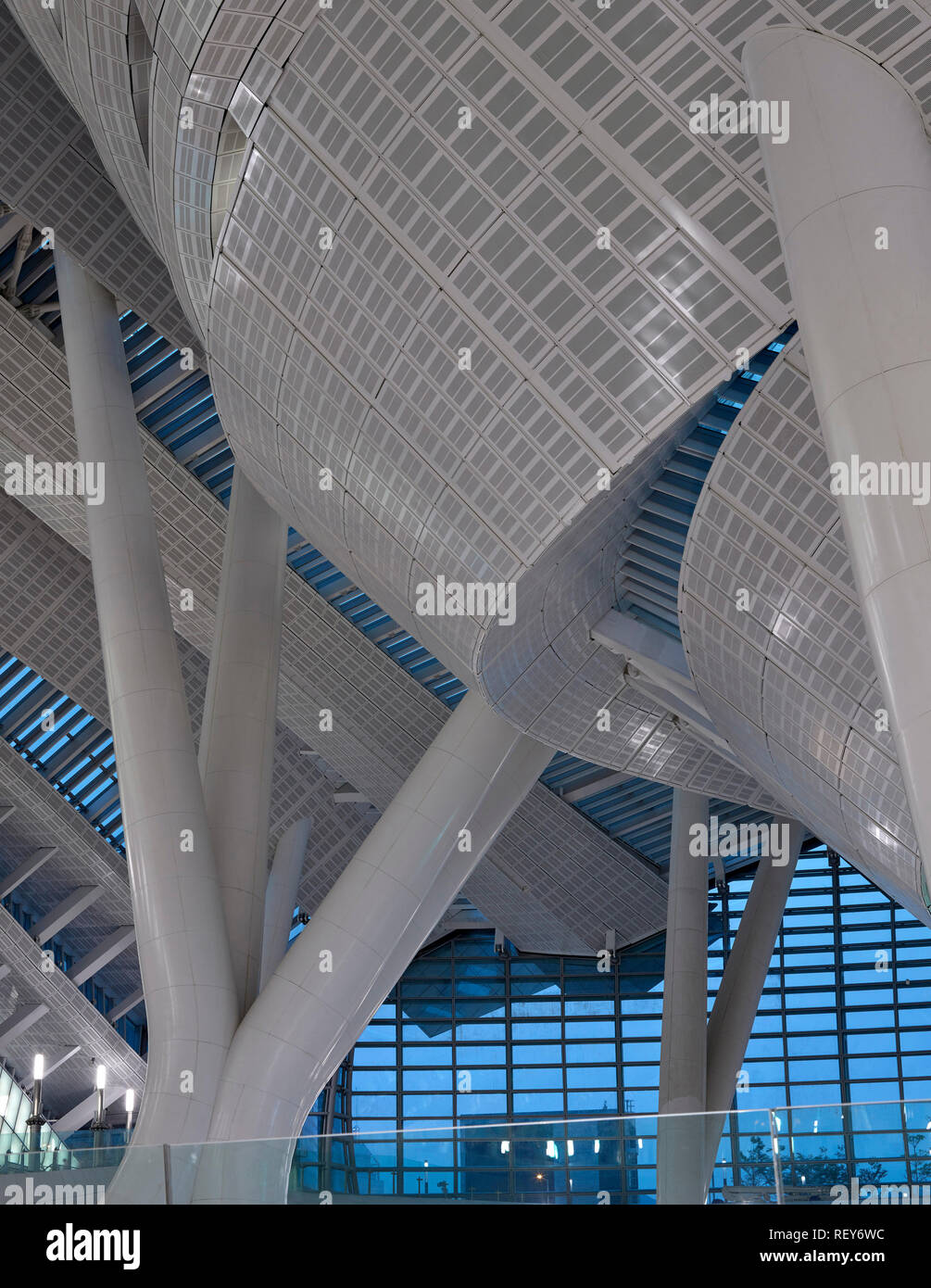 Abstract tetto della struttura di dettaglio. A ovest della stazione di Kowloon, Hong Kong, Cina. Architetto: Andrew Bromberg Aedas, 2018. Foto Stock