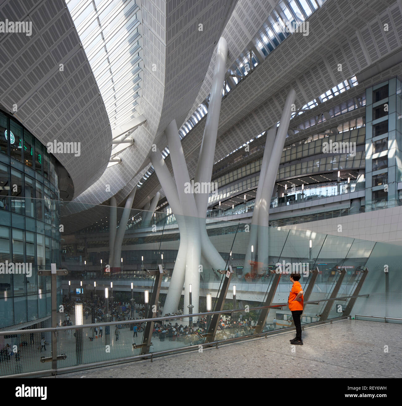 Vista interna che mostra il livello superiore. A ovest della stazione di Kowloon, Hong Kong, Cina. Architetto: Andrew Bromberg Aedas, 2018. Foto Stock