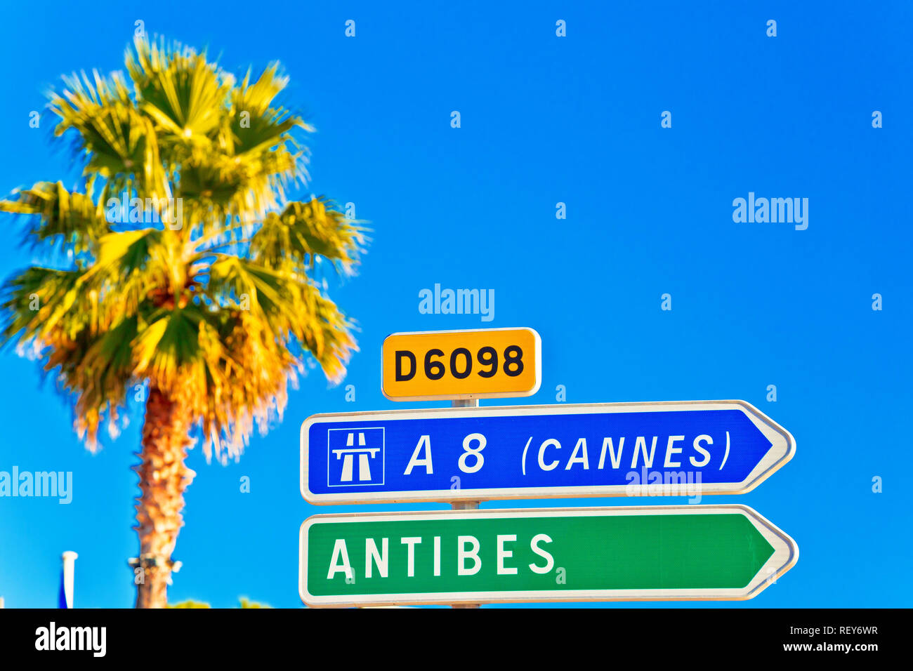 Cote d Azur cartello stradale di Antibes e Cannes, Palm e cielo azzurro sfondo, costa azzurra Foto Stock