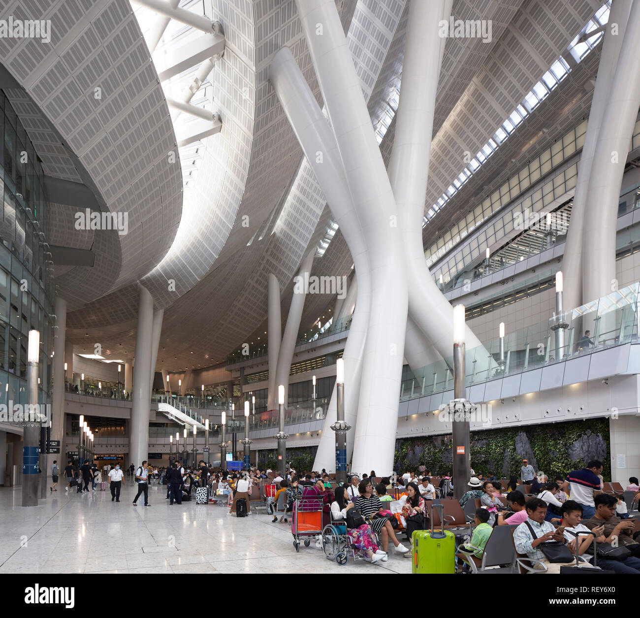 Area partenze internazionali. A ovest della stazione di Kowloon, Hong Kong, Cina. Architetto: Andrew Bromberg Aedas, 2018. Foto Stock