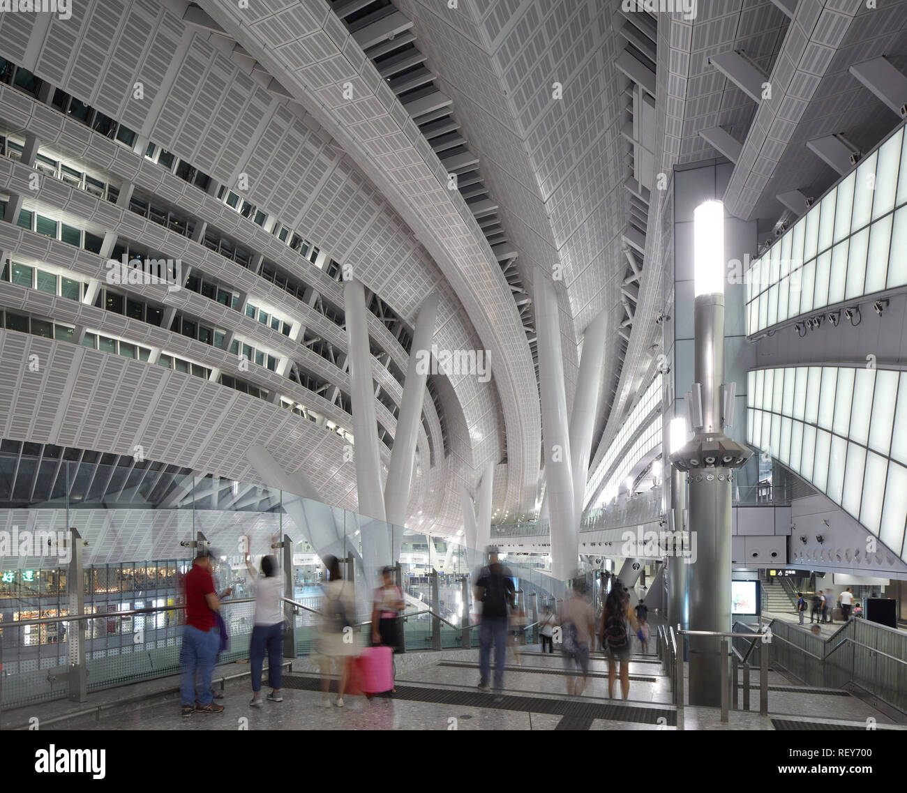 Vista interna intorno all'ingresso principale. A ovest della stazione di Kowloon, Hong Kong, Cina. Architetto: Andrew Bromberg Aedas, 2018. Foto Stock