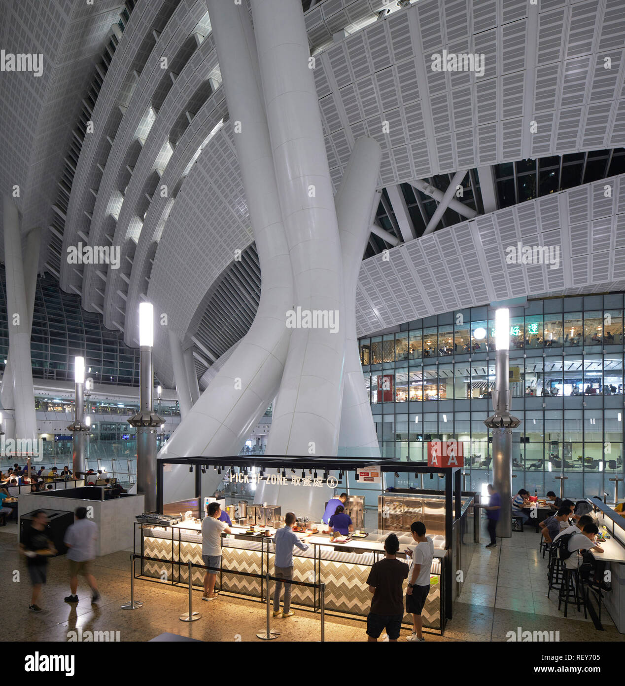 Vista interna intorno a food court area. A ovest della stazione di Kowloon, Hong Kong, Cina. Architetto: Andrew Bromberg Aedas, 2018. Foto Stock
