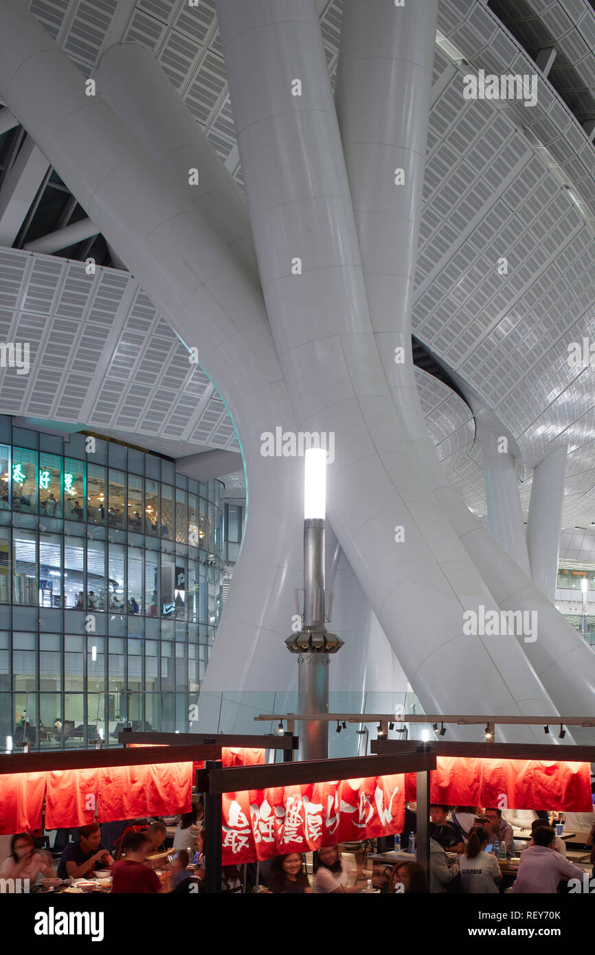 Vista interna intorno a food court area. A ovest della stazione di Kowloon, Hong Kong, Cina. Architetto: Andrew Bromberg Aedas, 2018. Foto Stock