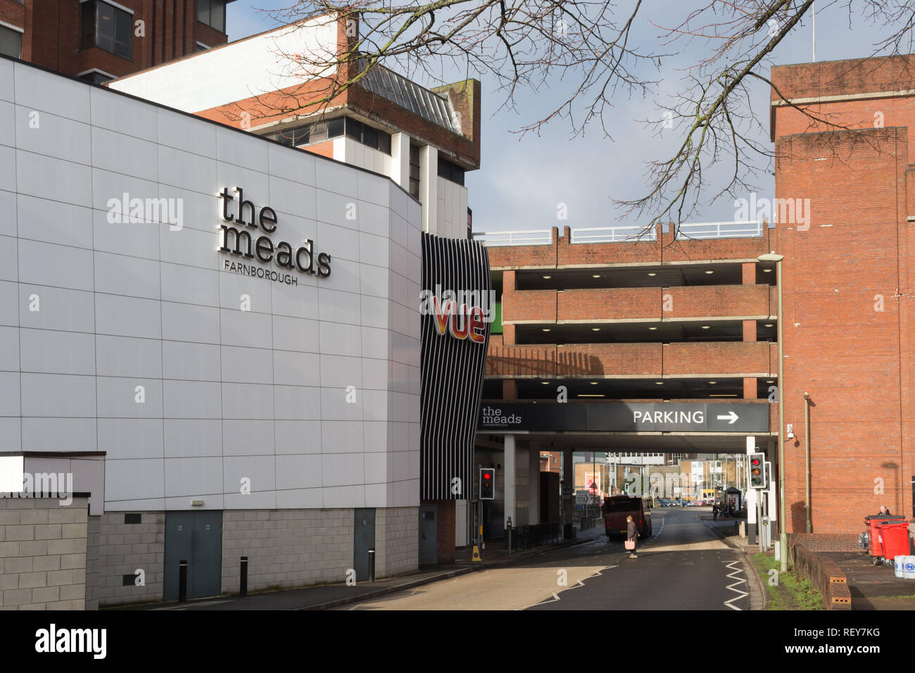 Esterno del Meads e la Vue Cinema, un centro commerciale e luogo di divertimento a Farnborough Town Center in Hampshire, Regno Unito Foto Stock
