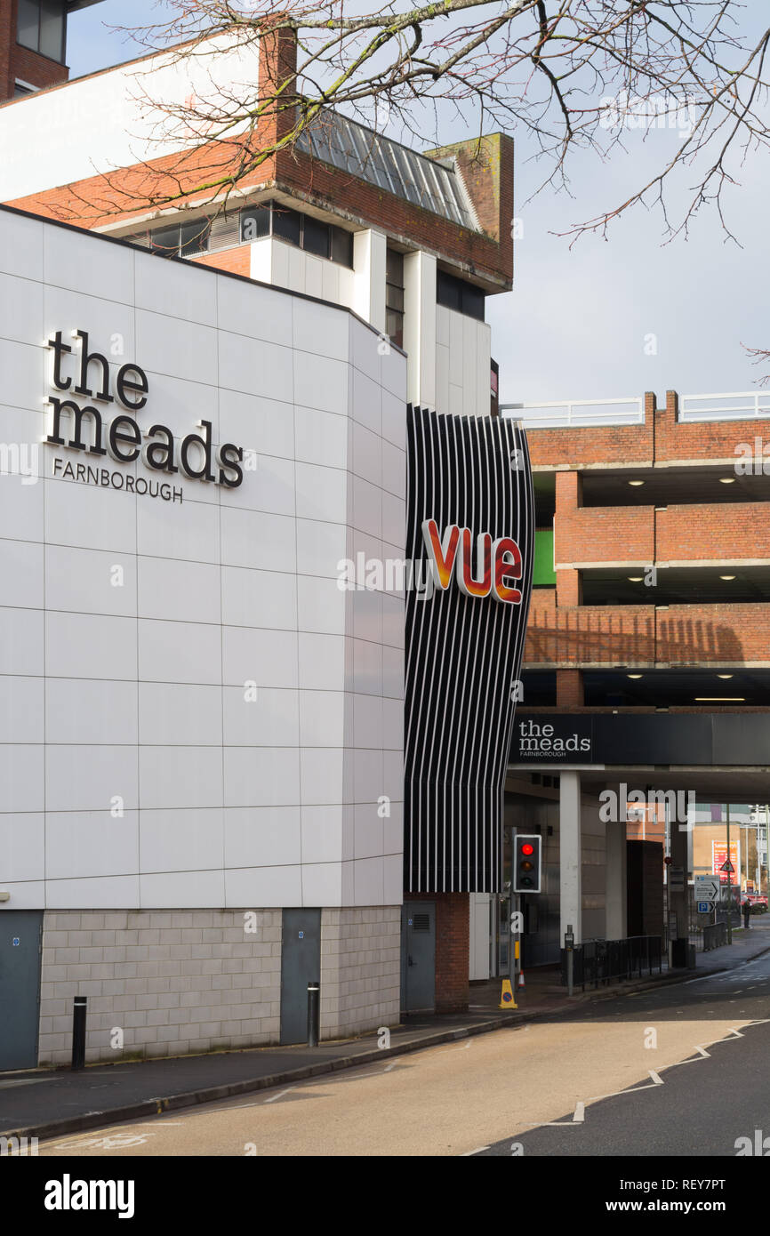 Esterno del Meads e la Vue Cinema, un centro commerciale e luogo di divertimento a Farnborough Town Center in Hampshire, Regno Unito Foto Stock