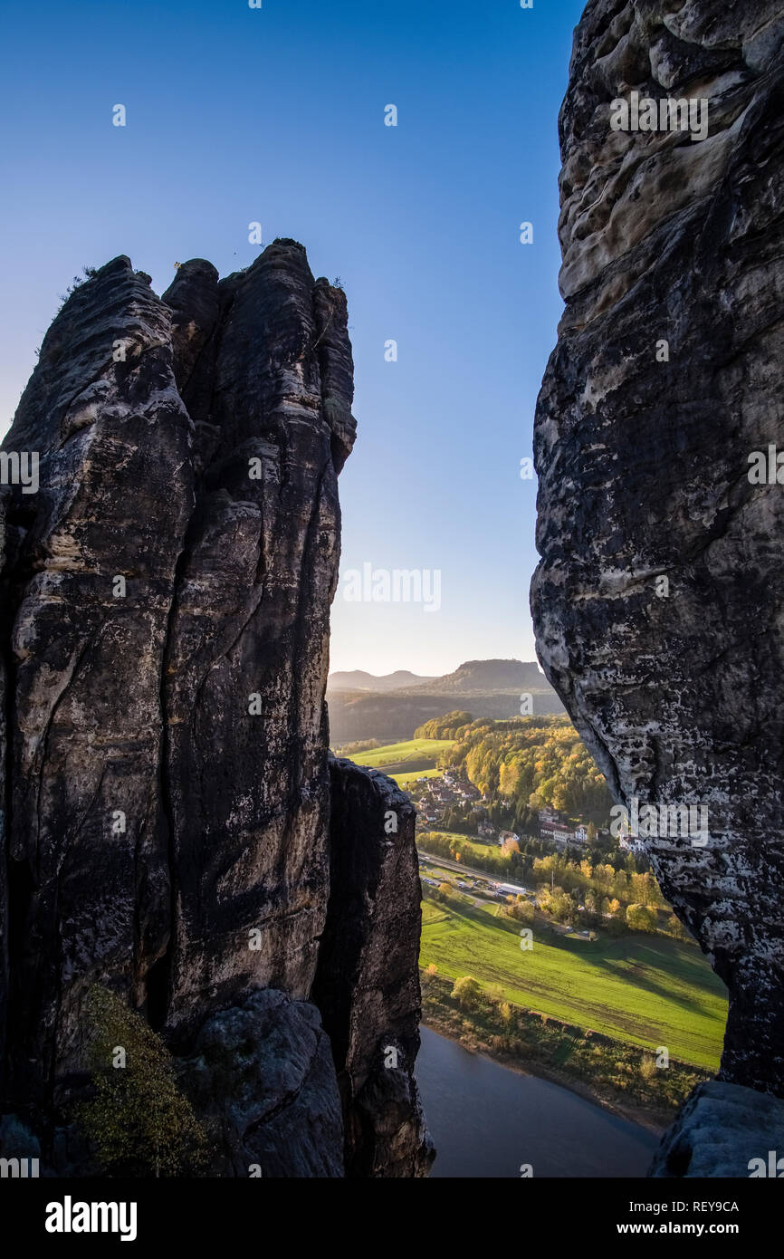 Il paesaggio del parco nazionale Sächsische Schweiz con formazioni rocciose, sul fiume Elba e alberi Foto Stock