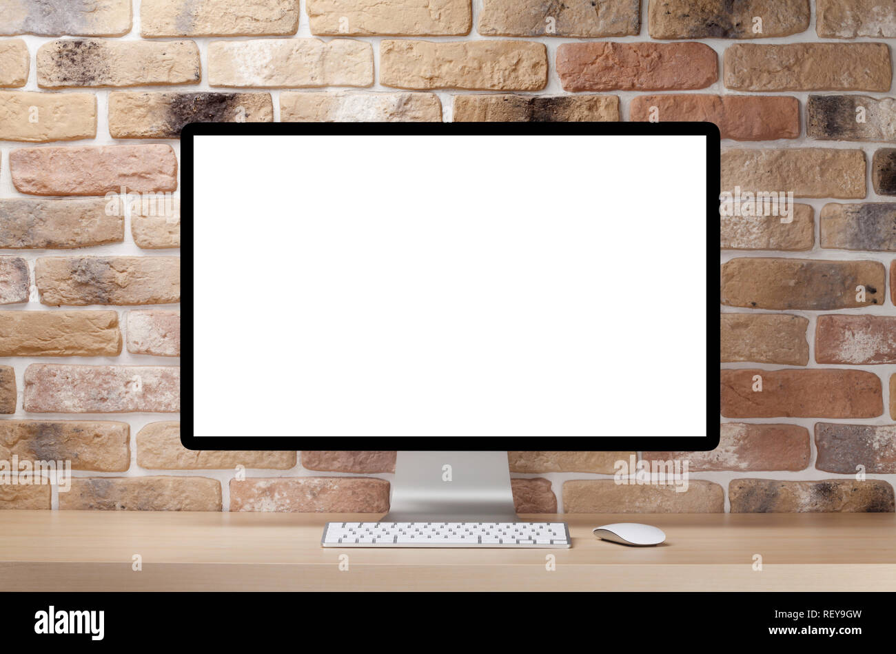 Loft home office workplace con schermo vuoto desktop computer e accessori. Con copia spazio per il mockup o testo Foto Stock