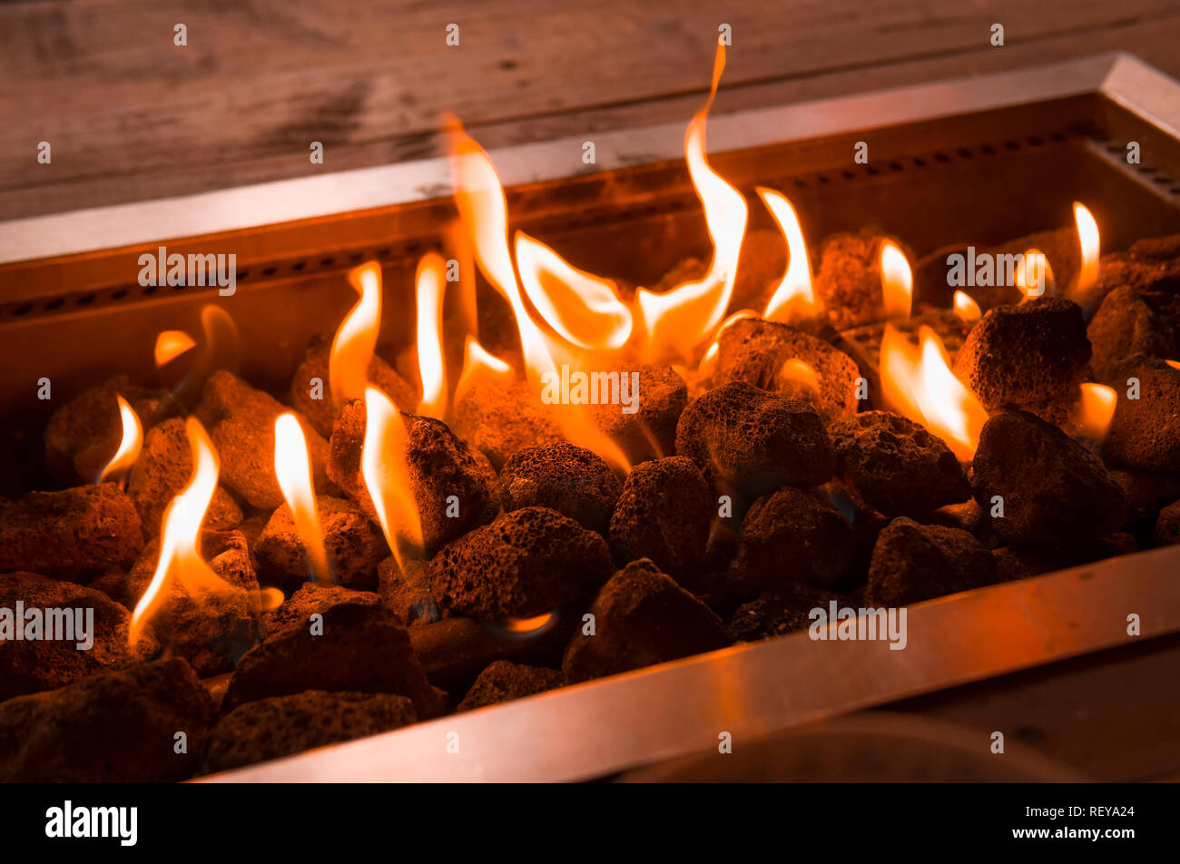 Le fiamme saltando da un gas alimentato una buca per il fuoco Foto Stock