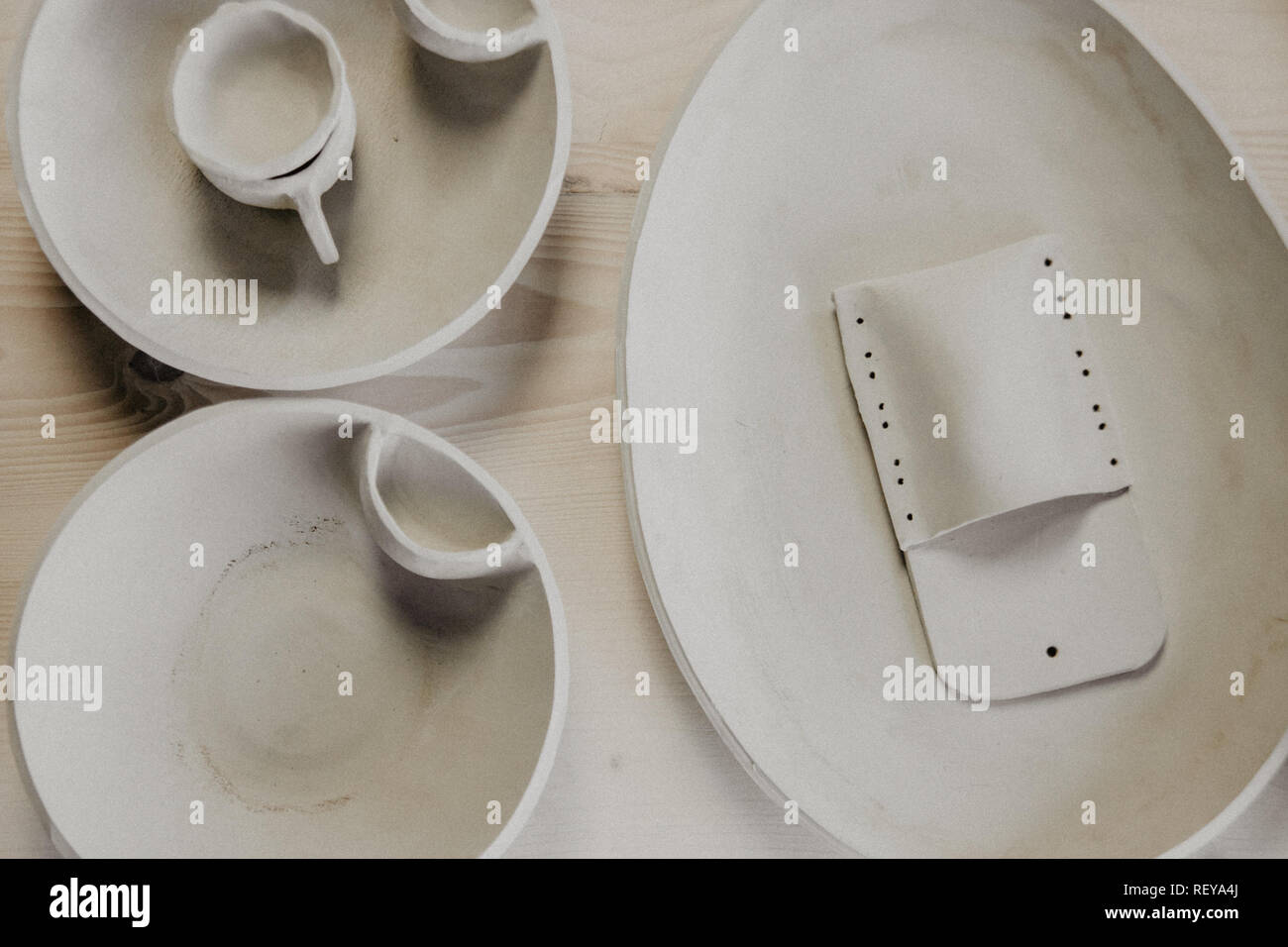 Decorativi piastre di argilla, su uno sfondo di legno con copia spazio per foto maipulations Foto Stock