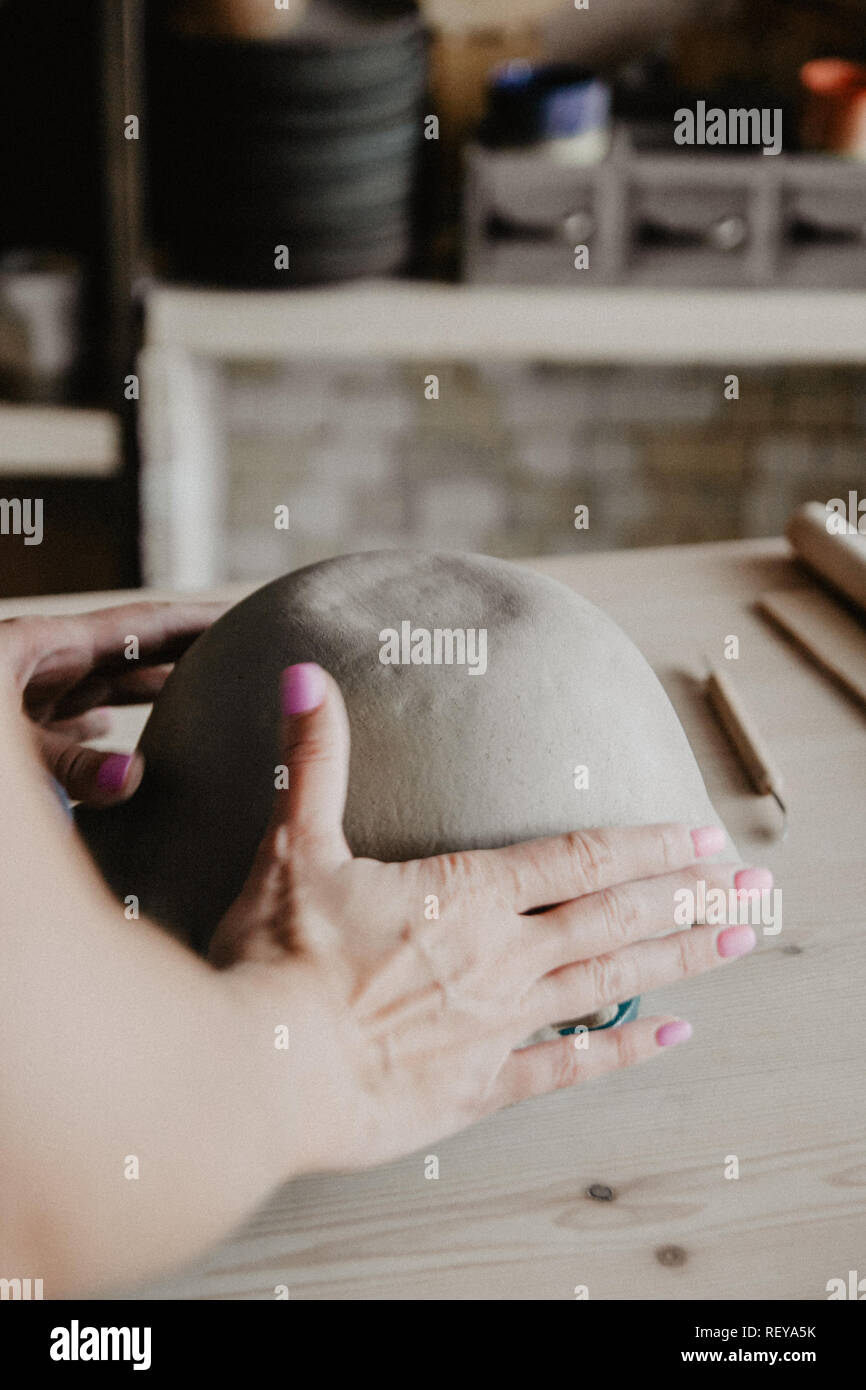 Giovani donne stampato piastra in ceramica da argilla argilla cruda Foto Stock