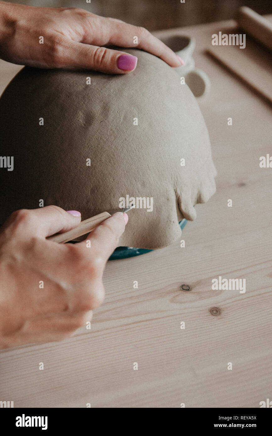 Giovani donne stampato piastra in ceramica da argilla argilla cruda Foto Stock