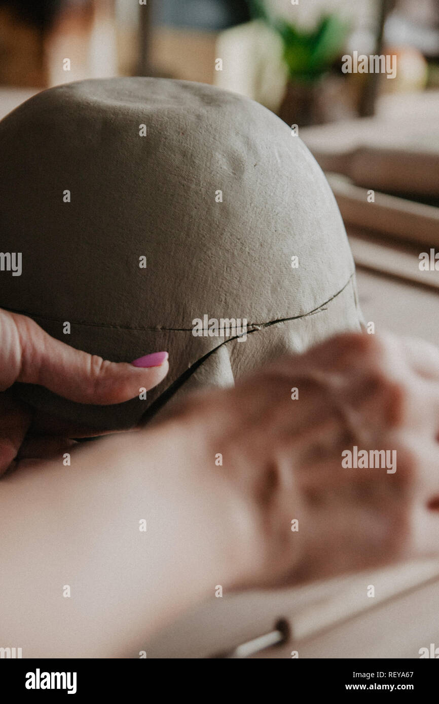 Giovani donne stampato piastra in ceramica da argilla argilla cruda Foto Stock