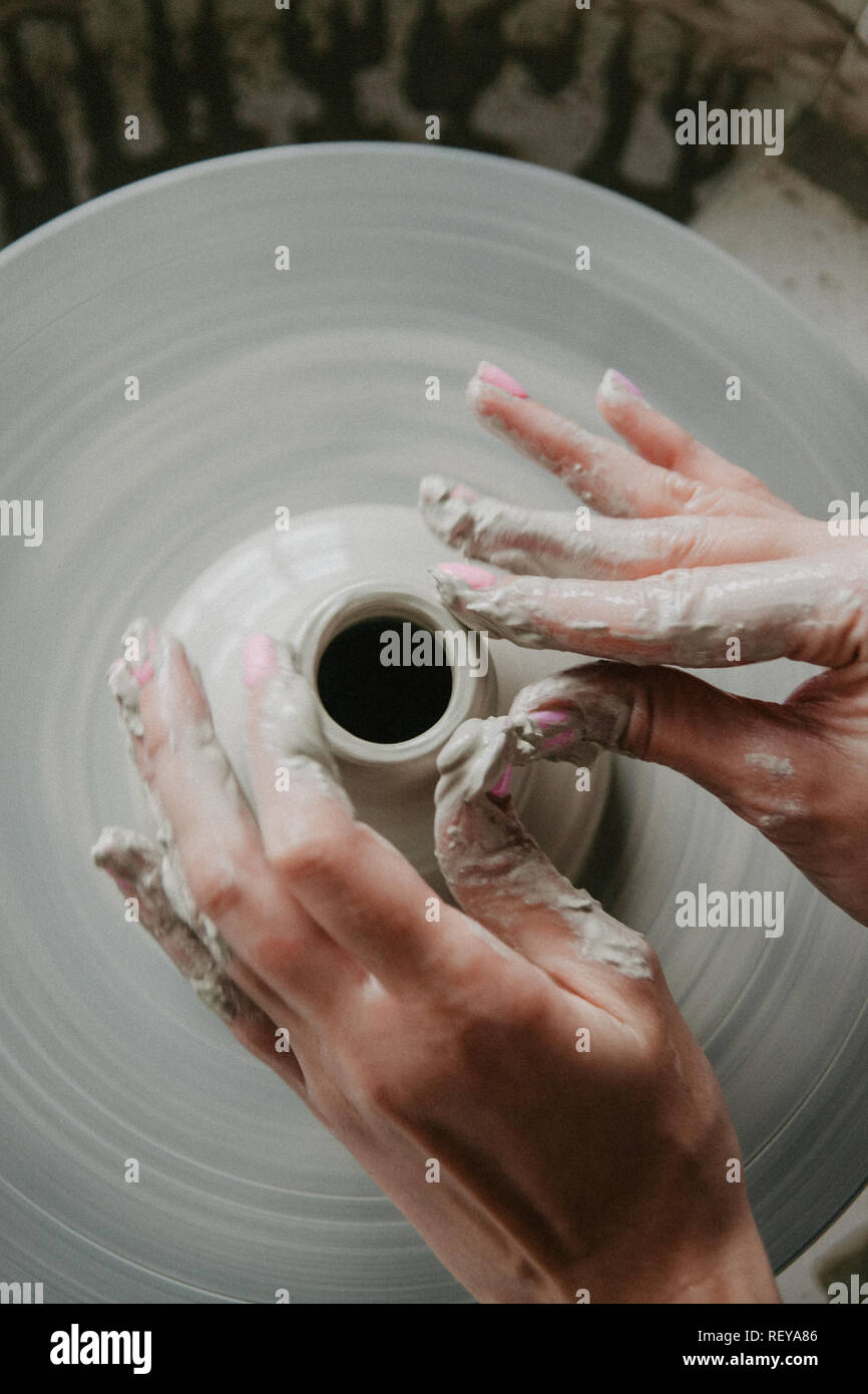 Vista superiore di prodotti di argilla, su una ruota in ceramica con spazio copia, primo piano Foto Stock