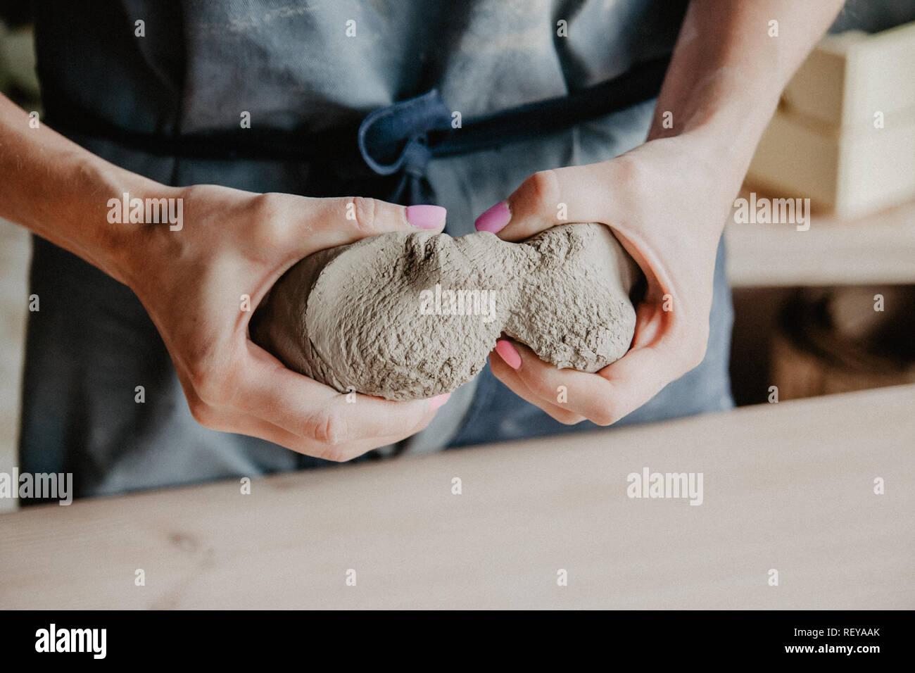 Ceramiche, argilla, arte ceramica concetto, Primo piano sulle mani del giovane maestro con pezzi grandi di terra refrattaria Foto Stock