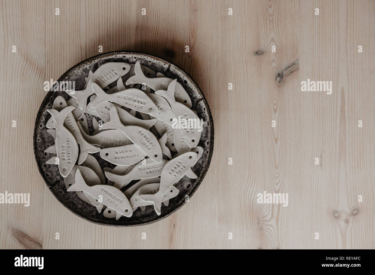 Decorativi piastre di argilla, su uno sfondo di legno con copia spazio. Foto Stock