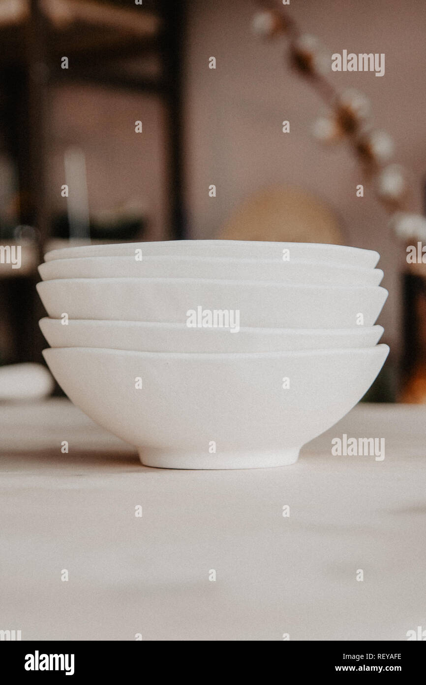 Pila di piastre in ceramica su Cosy Back Foto Stock