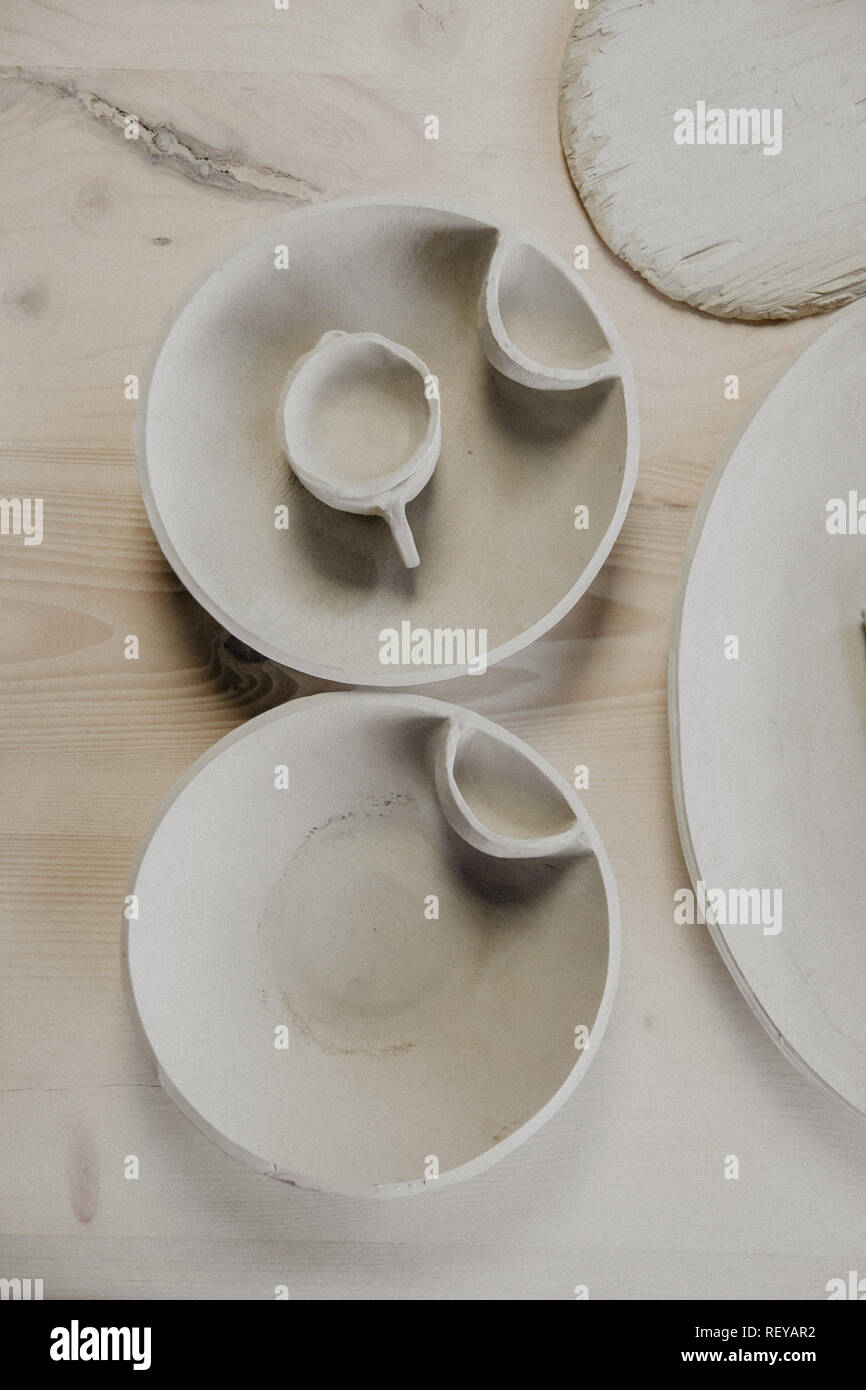 Decorativi piastre di argilla, su uno sfondo di legno con copia spazio. Foto Stock