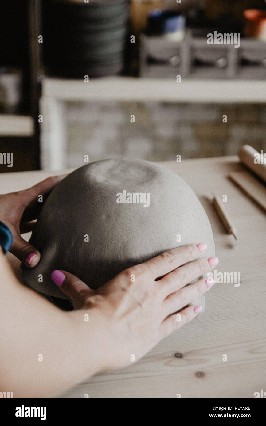 Giovani donne stampato piastra in ceramica da argilla Foto Stock