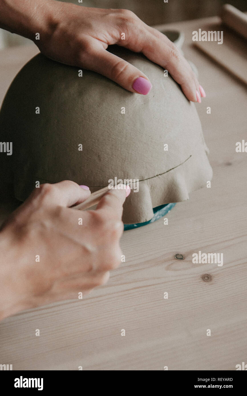 Giovani donne stampato piastra in ceramica da argilla Foto Stock