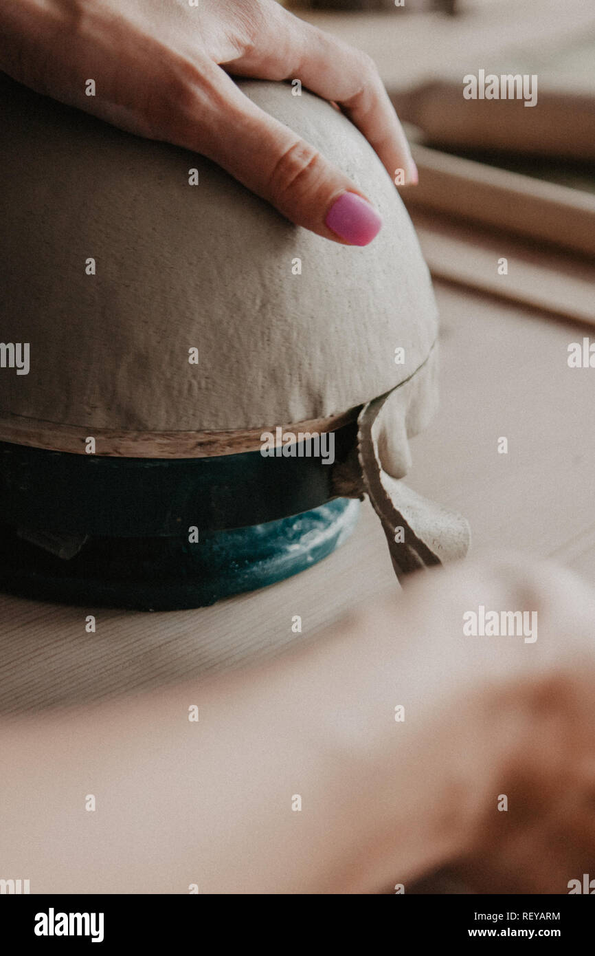 Giovani donne stampato piastra in ceramica da argilla Foto Stock