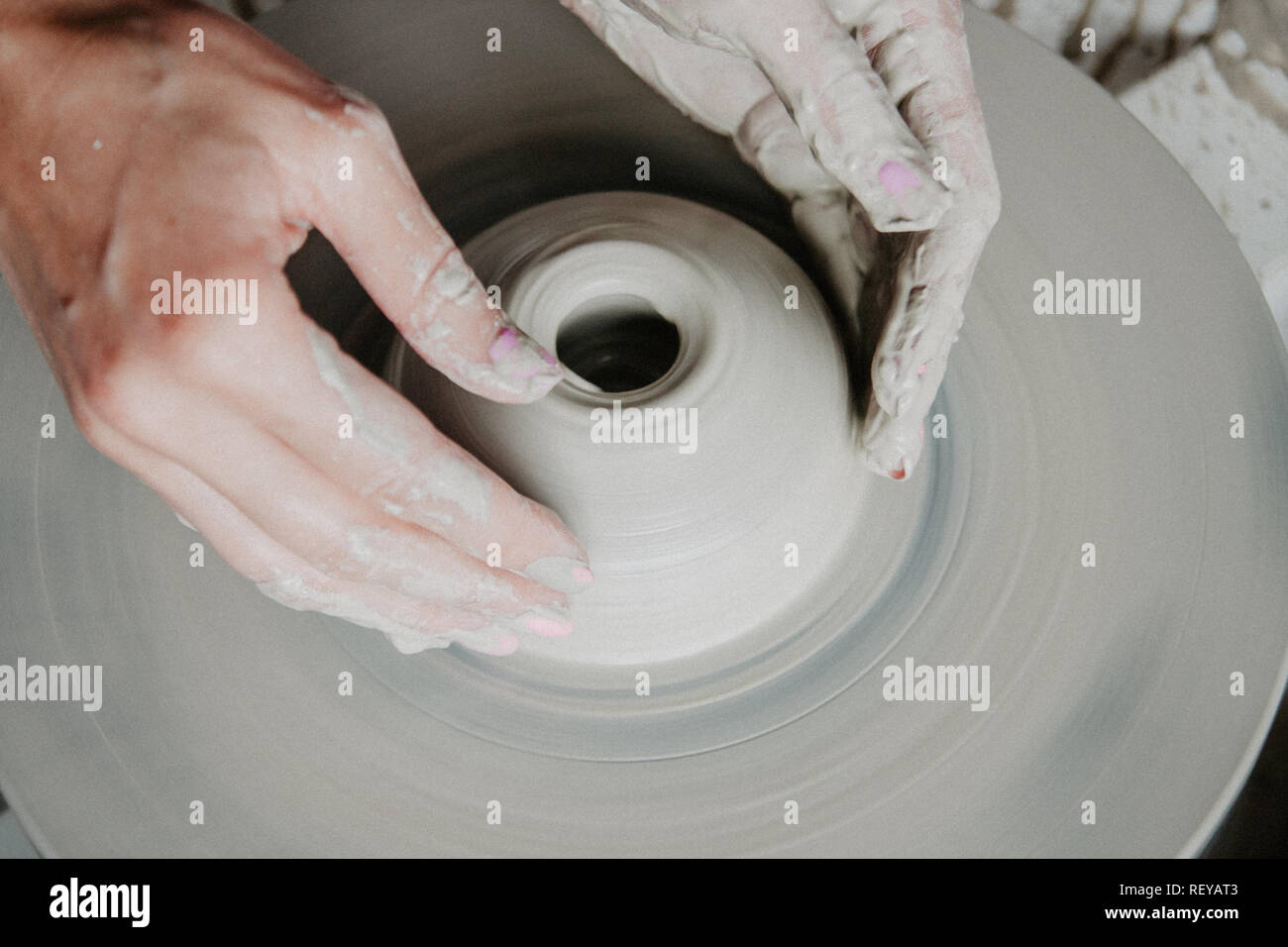 Vista superiore di prodotti di argilla, su una ruota in ceramica con spazio di copia Foto Stock