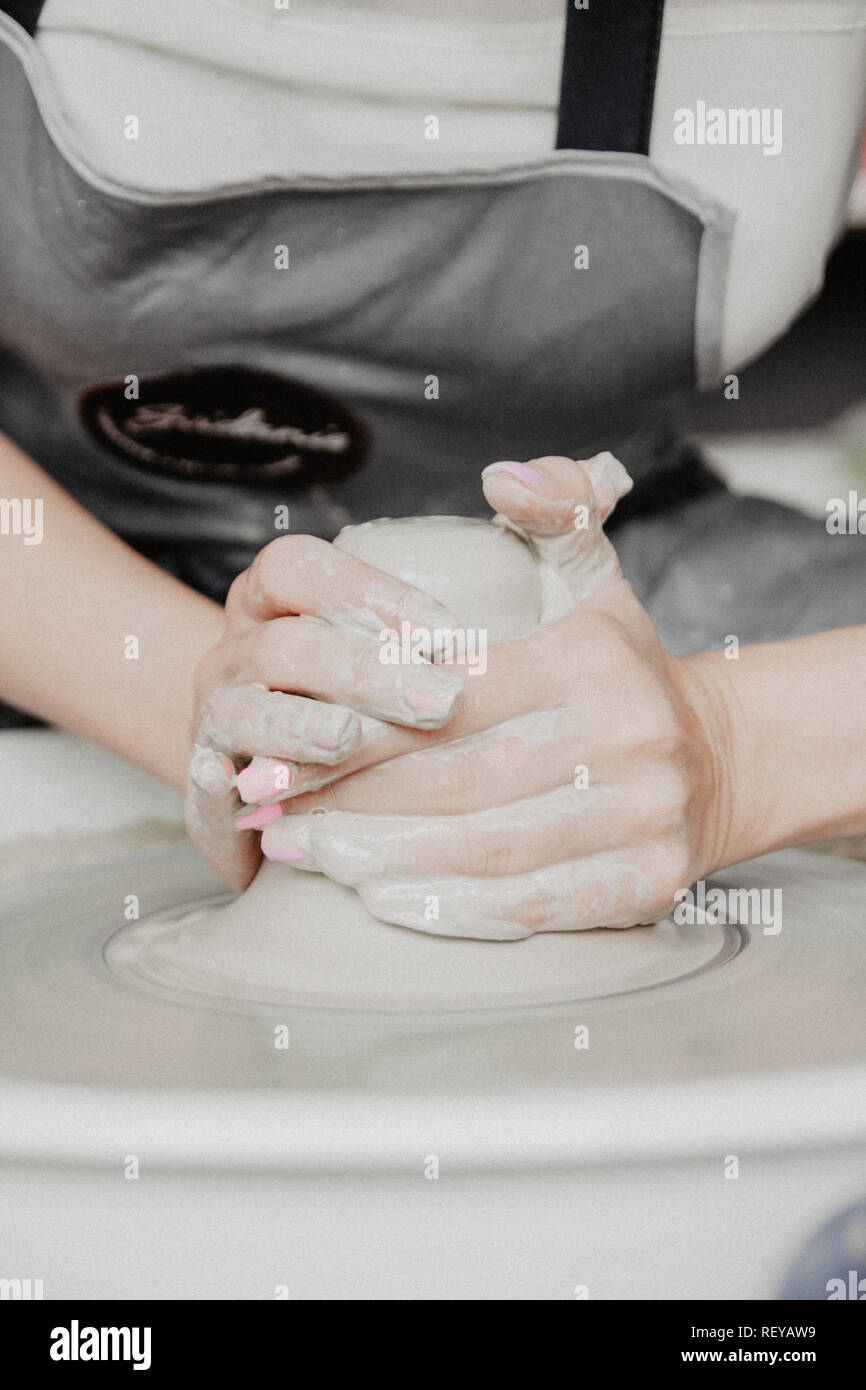 Vista superiore di prodotti di argilla, su una ruota in ceramica con spazio di copia Foto Stock