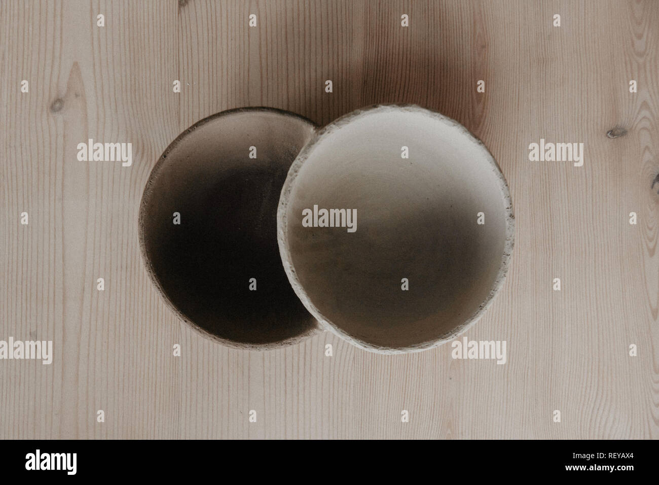 Decorativa piastra di argilla, su uno sfondo di legno con copia spazio. Foto Stock