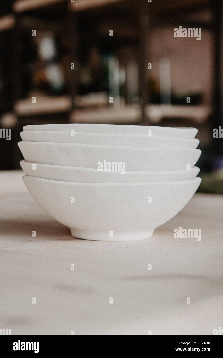 Pila di piastre in ceramica su Cosy Back Foto Stock