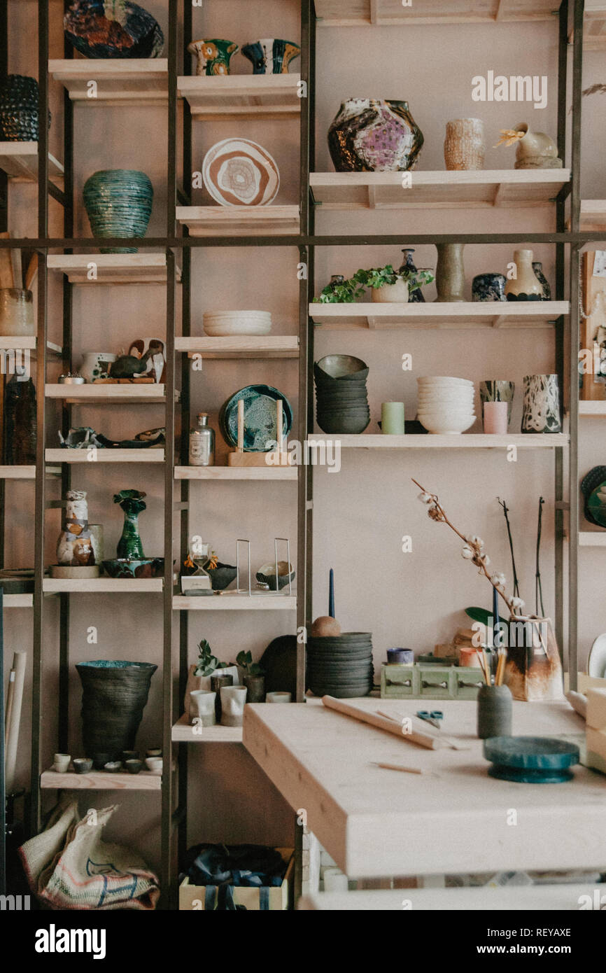 Studio in ceramica per il lavoro artigianale con argilla, colore, smalto. La luce diurna in arte soppalco Foto Stock