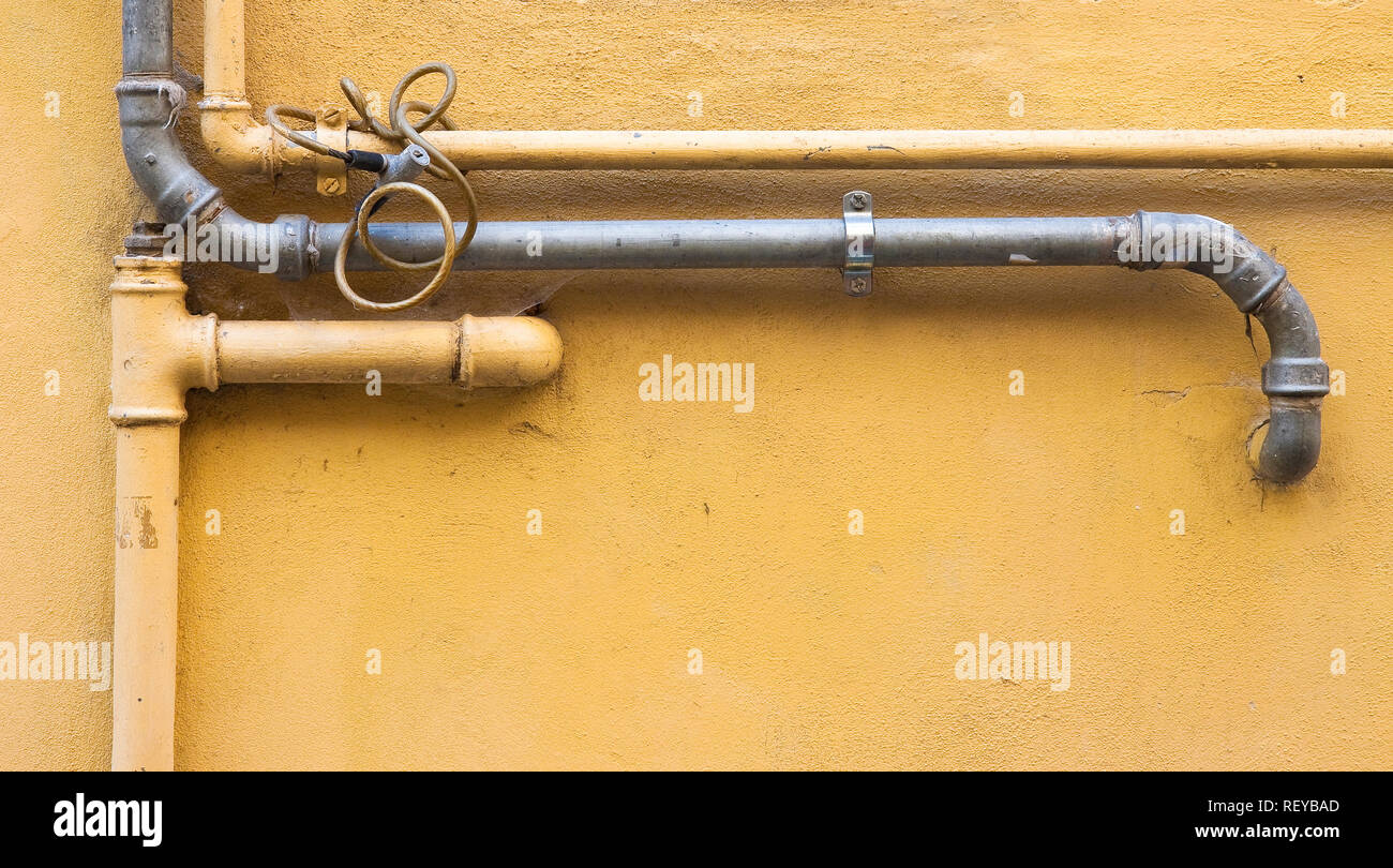 Il vecchio delle tubazioni di acqua e gas di fronte ad una parete di gesso  Foto stock - Alamy
