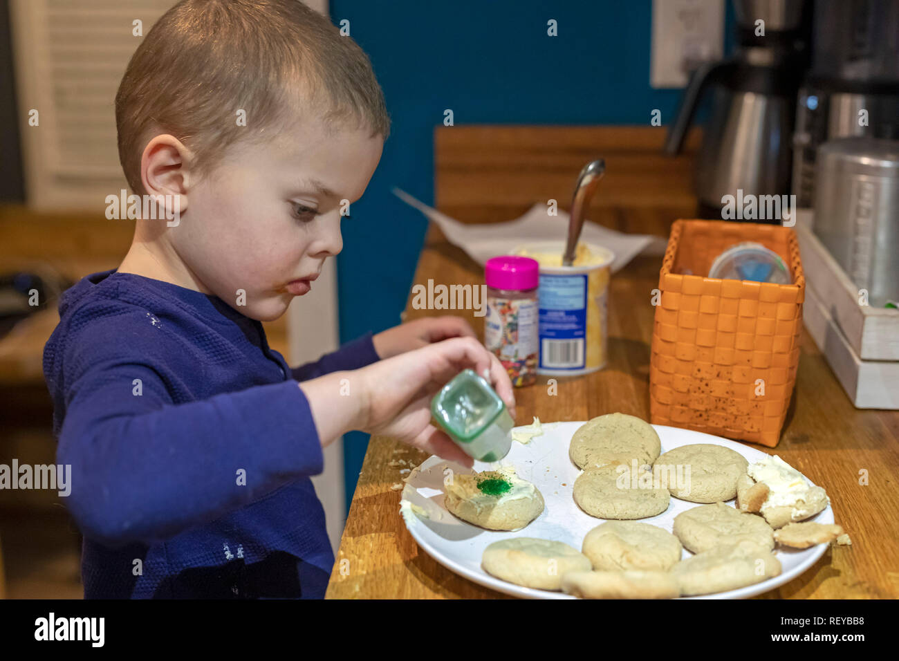 Denver, Colorado - Quattro-uear-vecchio Adamo Hjermstad Jr. rende biscotti di Natale nella sua famiglia la cucina. Foto Stock