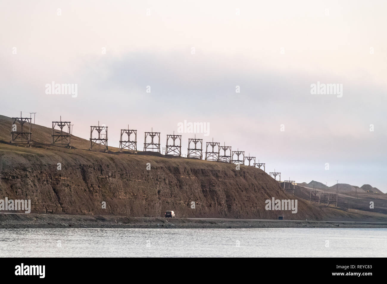 Tranquillo scenario di una montagna con il vecchio cavo torri di vetture per il trasporto del carbone al porto di Longyearbyen, Svalbard, Norvegia. Foto Stock