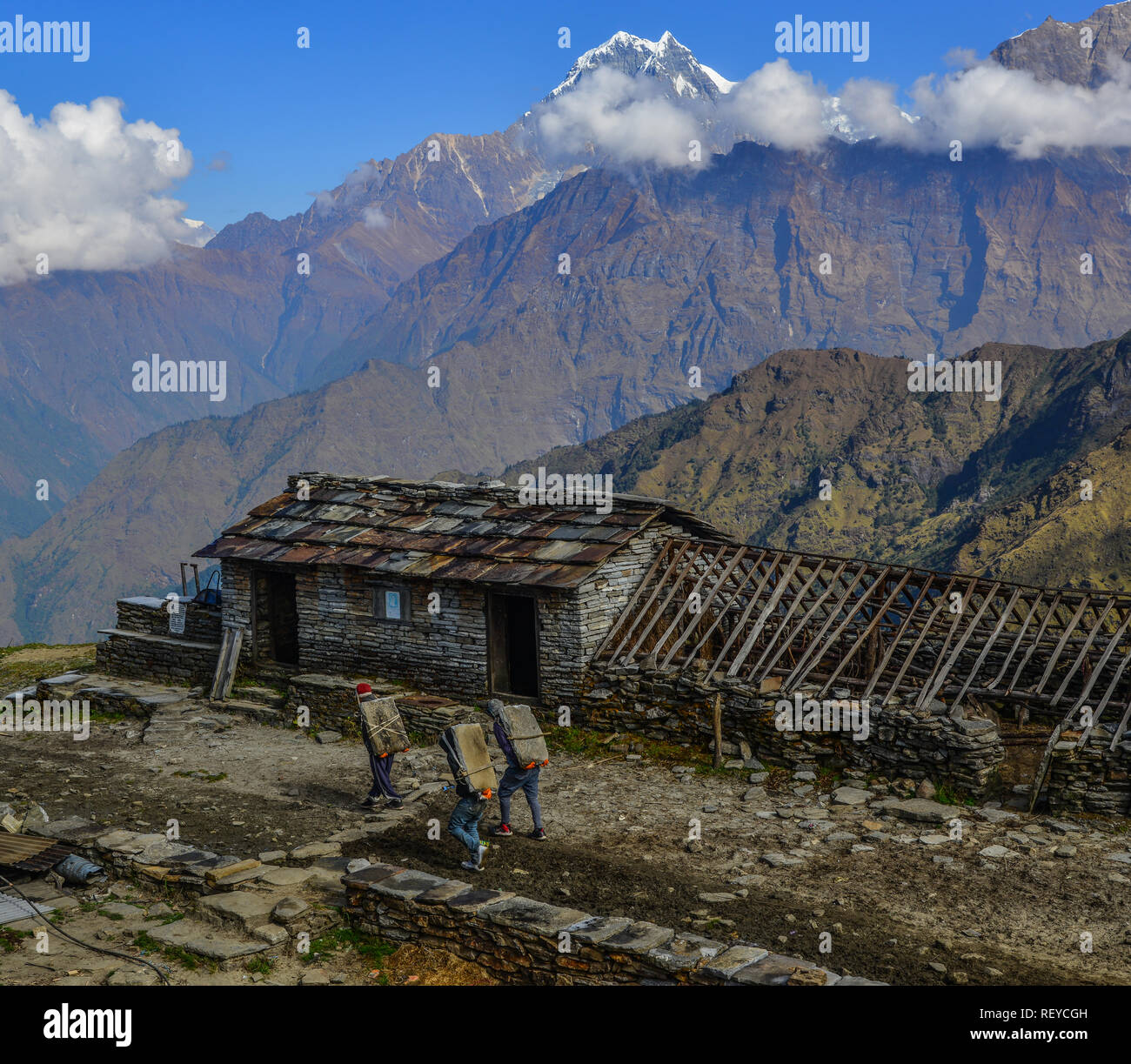 Belle cime innevate della catena Hannapurna, Nepal. Annapurna include un picco di oltre 8 mila metri, tredici cime oltre i 7.000 metri. Foto Stock