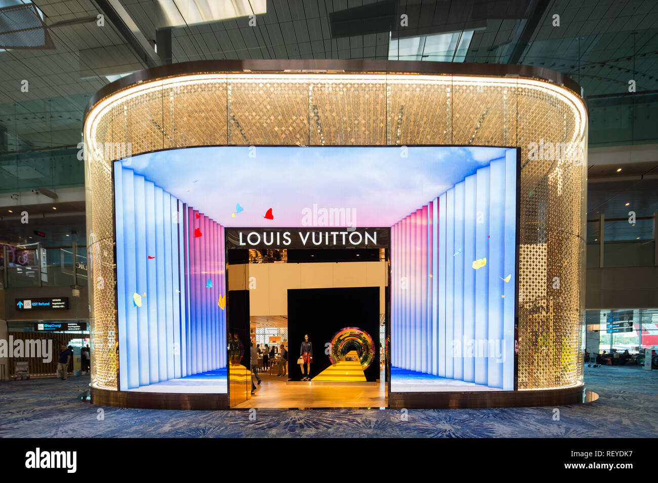 Il primo negozio dell'aeroporto Louis Vuitton con un'entrata digitale al Terminal 3 dell'Aeroporto Changi, Singapore, Sud-Est Asiatico. Foto Stock