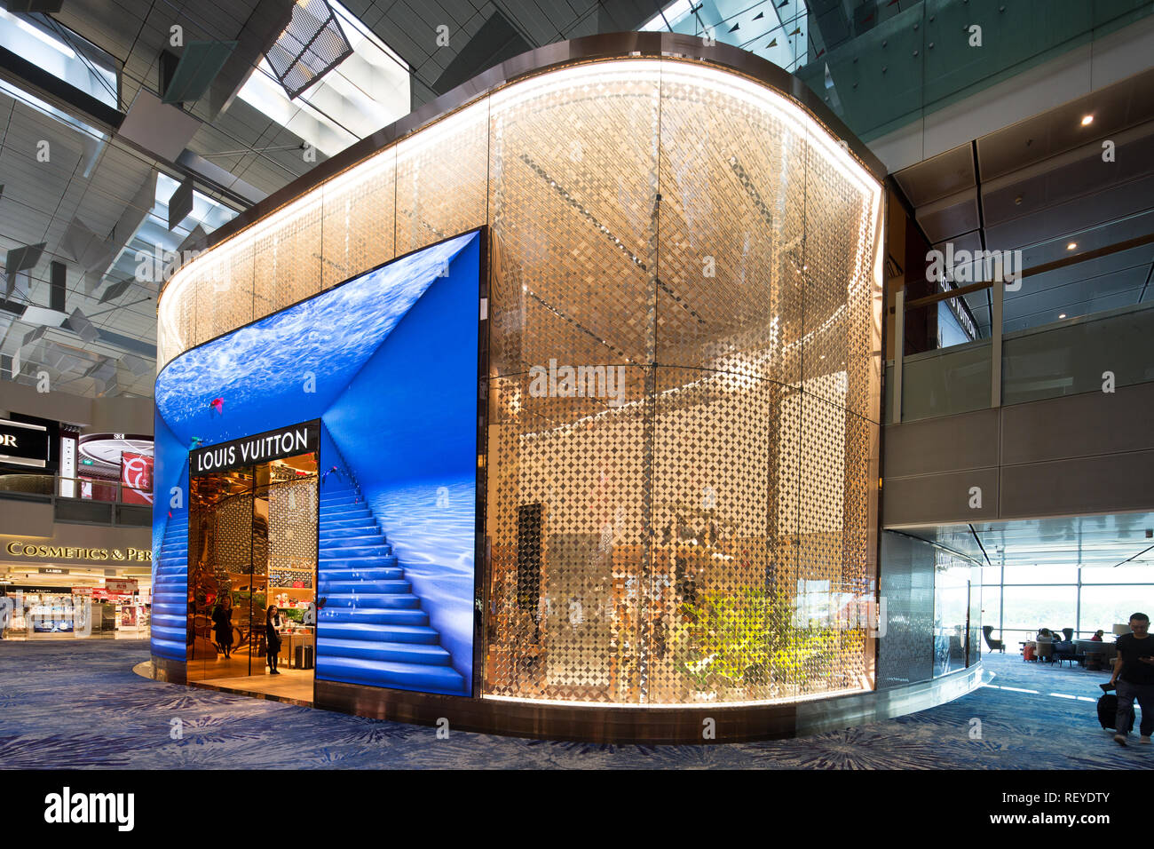 Il primo negozio dell'aeroporto Louis Vuitton con un'entrata digitale al Terminal 3 dell'Aeroporto Changi, Singapore, Sud-Est Asiatico. Foto Stock