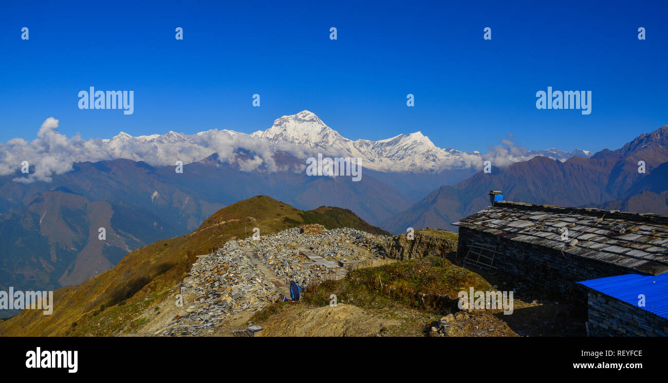 Belle cime innevate della catena Hannapurna, Nepal. Annapurna include un picco di oltre 8 mila metri, tredici cime oltre i 7.000 metri. Foto Stock