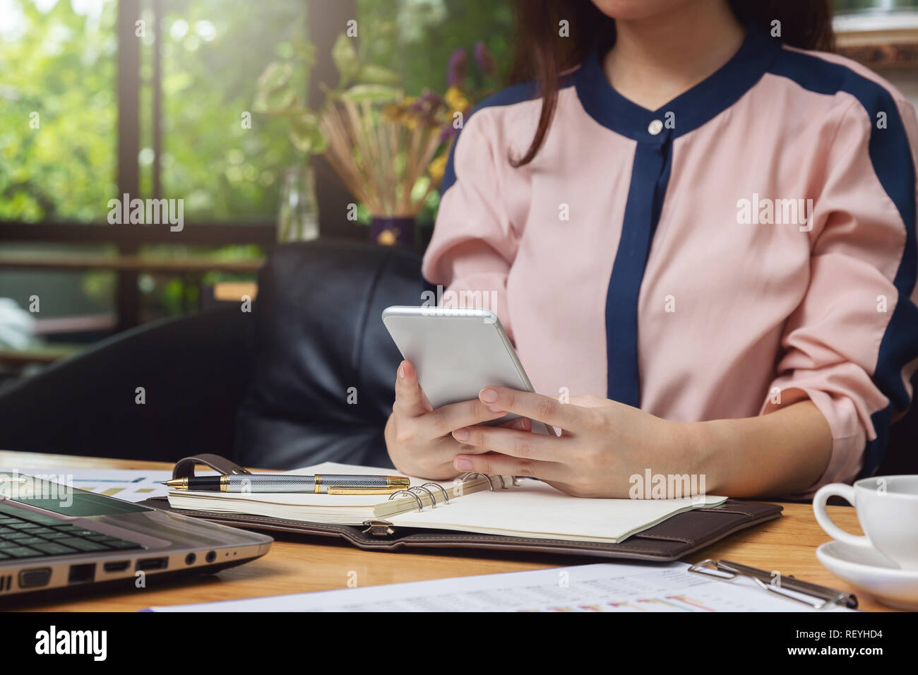 Affari e finanza concetto di ufficio a lavorare, imprenditrice utilizza lo smartphone e lavora presso la caffetteria. Foto Stock