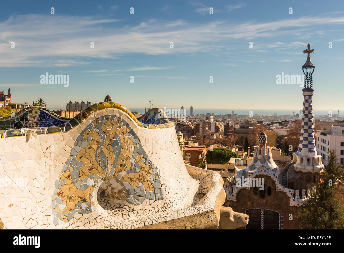 Barcellona - Dicembre 2018: Antoni Gaudí lavoro di mosaico sulla terrazza principale a Park Guell Foto Stock