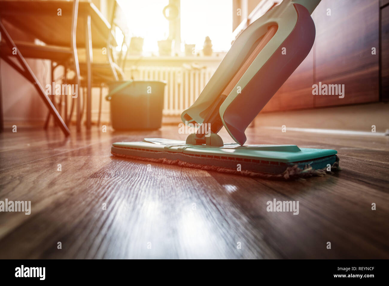 Tergi sporco pavimento in legno da bagnato tergivetro mop, lavori di casa Foto Stock