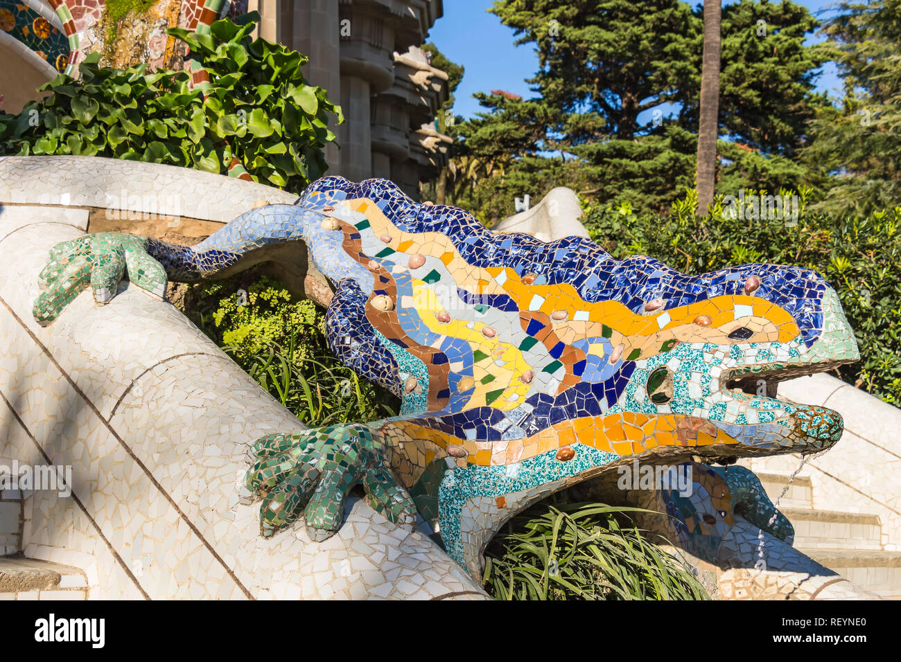 Barcellona - Dicembre 2018: Barcellona - Dicembre 2018: mosaico multicolore salamander, popolarmente conosciuta come El Drac (il drago) a Park Guell Foto Stock