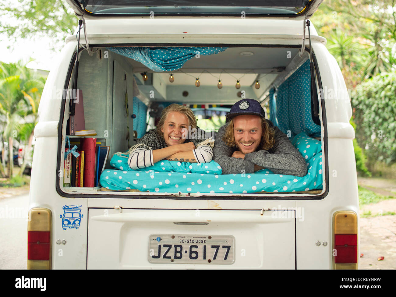 Ritratto di un giovane che viaggiano in una VW camper van. Van vita, lo  stile di vita di viaggio (orizzontale, verticale, uso editoriale).  Medellín, in Colombia. Sep 2018 Foto stock - Alamy