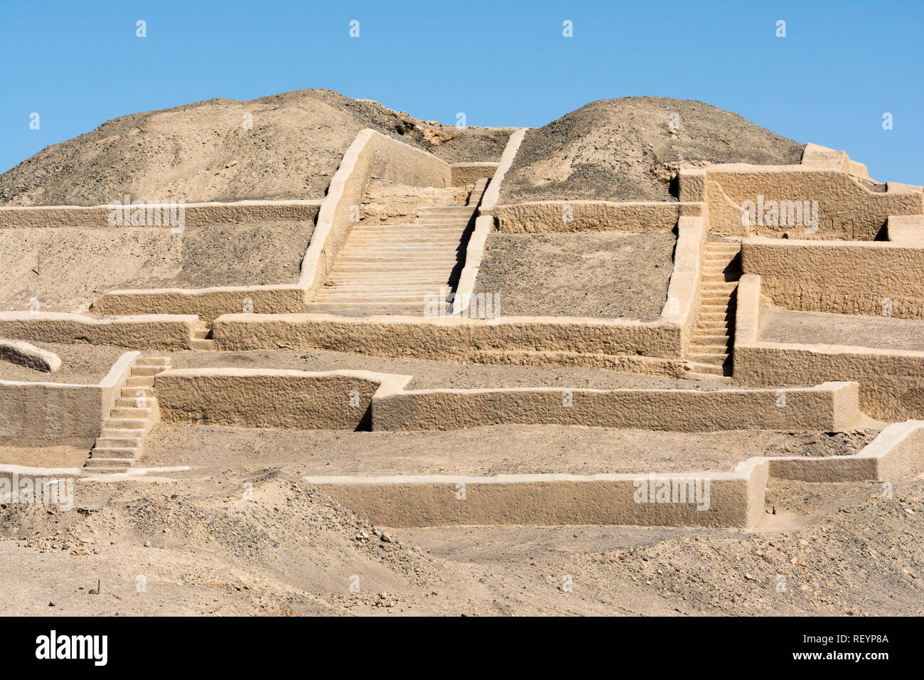 Adobe piramide a Cahuachi sito archeologico, il principale centro cerimoniale della cultura Nazca, Perù Foto Stock