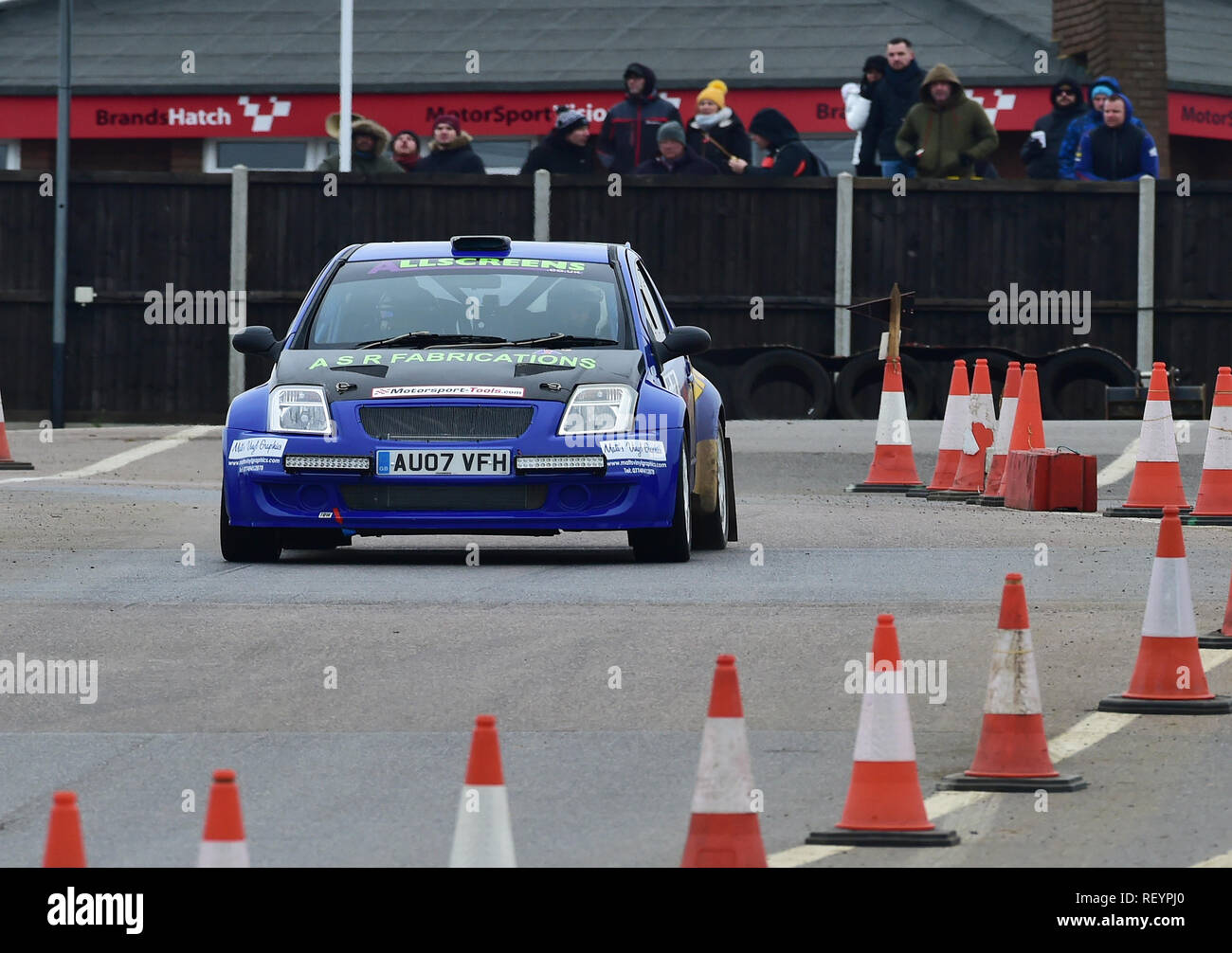 Vista di spettatori oltre il recinto, corso stabiliti con molti coni, Darren Scott, Ade estati, Citroen C2 S1600, MGJ Rally stadi, Chelmsford Motor Club, Foto Stock