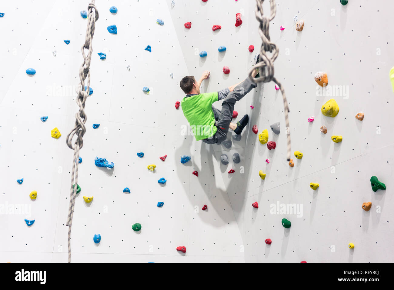 L'uomo parete di arrampicata Foto Stock