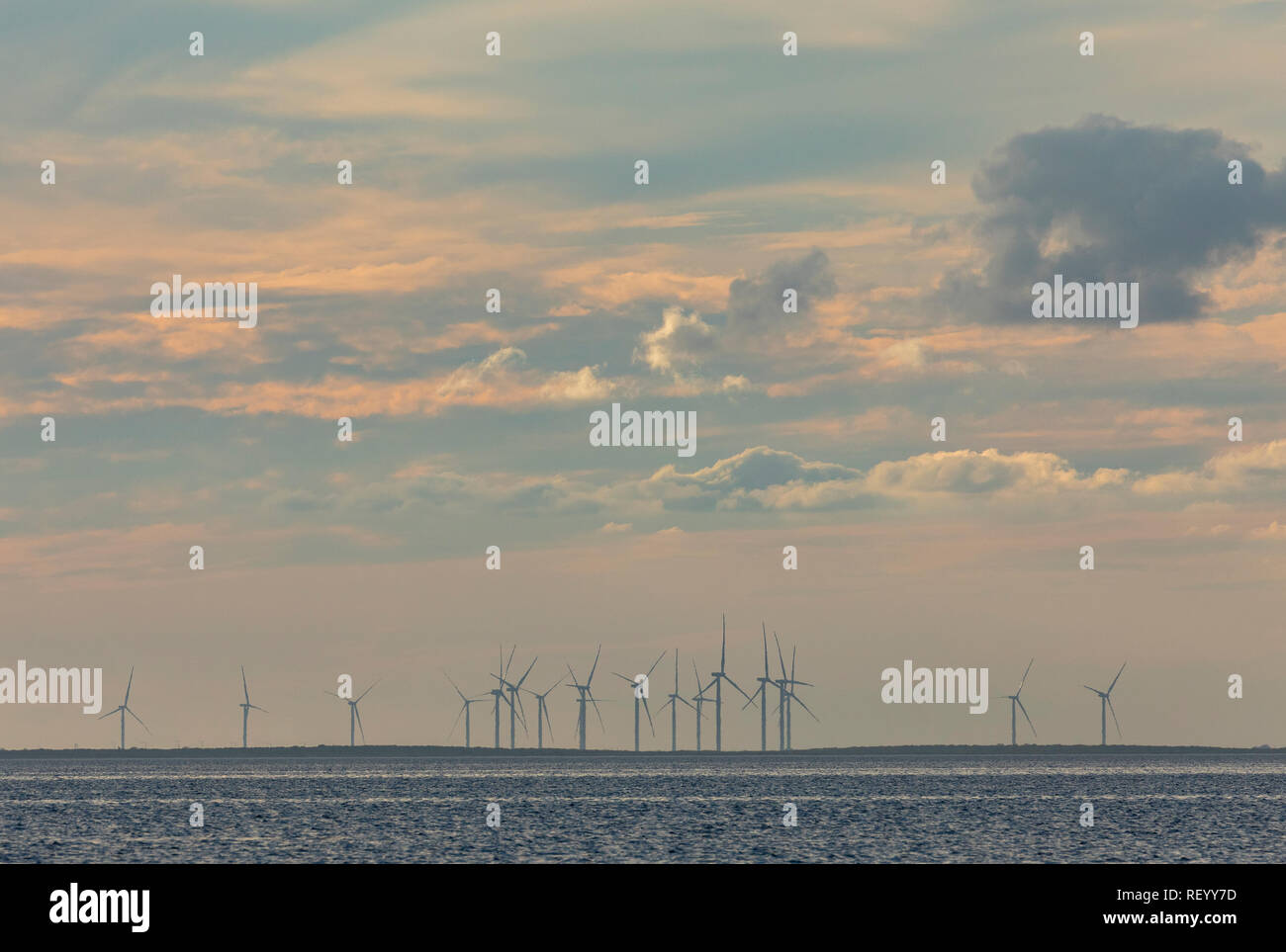 Mulini a vento sul Texas del Sud Costa, si vede attraverso Laguna Madre, Texas. Foto Stock