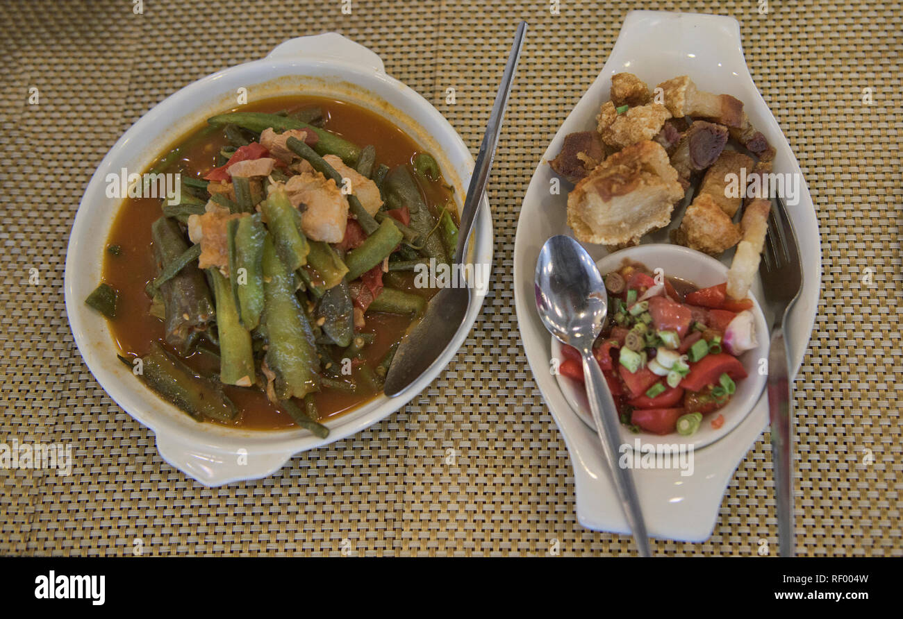 Bagnet, fritte pancetta di maiale e pinakbet stufato di vegetali, Ilocano specialties, Laoag, Ilocos Norte, Filippine Foto Stock