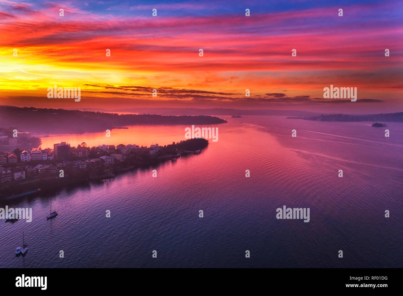 Colorato pre-alba alba sul porto di Sydney durante la nebbia meteo situato in una zona tranquilla ancora ora tra le sponde alte vista aerea. Foto Stock