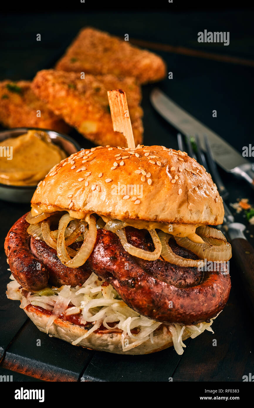Vista ravvicinata di gustosi hamburger freschi con salsiccia e cipolla Foto Stock