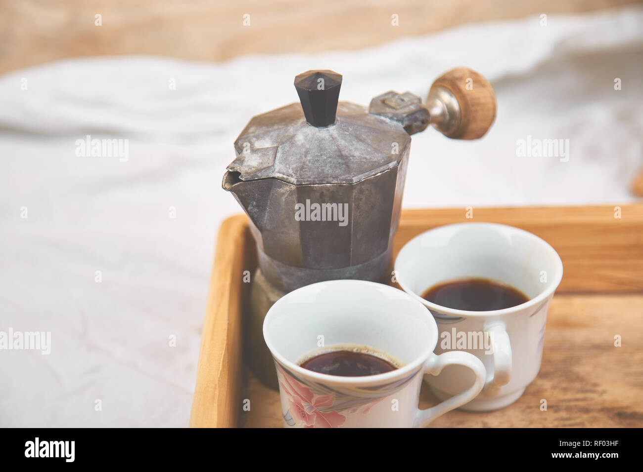 Caffè Moka pentola con 2 tazza di caffè sul vassoio di legno su